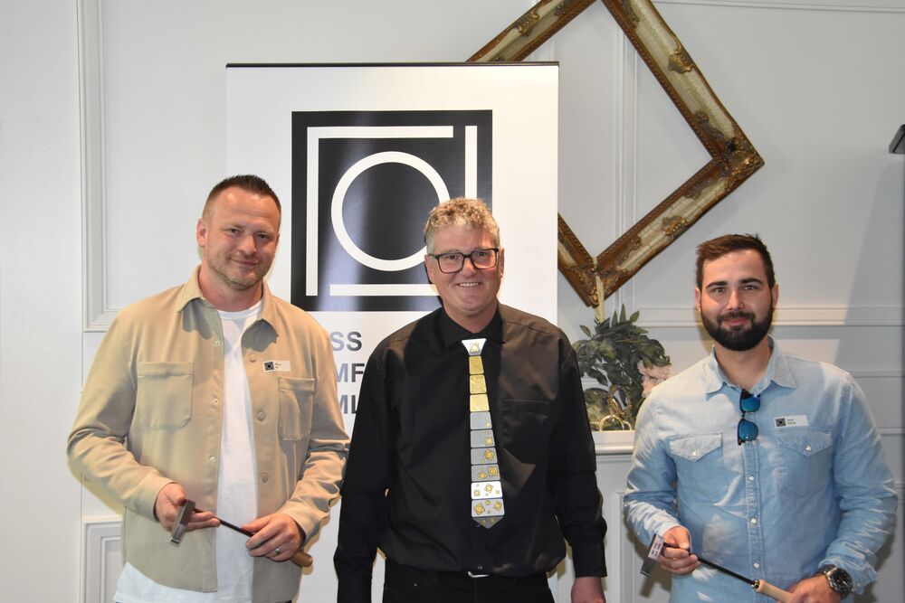 Präsident René Fasler mit zwei der neuen VDSS-Mitglieder: links der Spenglermeister Ivo Petrovic und rechts der Spenglermeister Patrick Jauch.